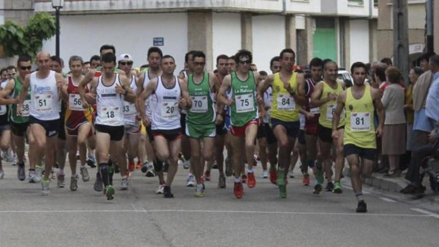 Rui Muga (con el número 84) toma la salida en el grupo de cabeza.