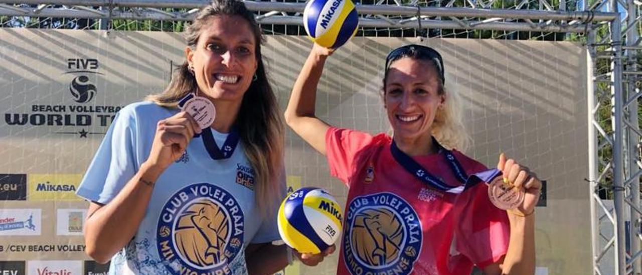 Las dos jugadoras, que han hecho historia, posando con el bronce obtenido. |  // FDV