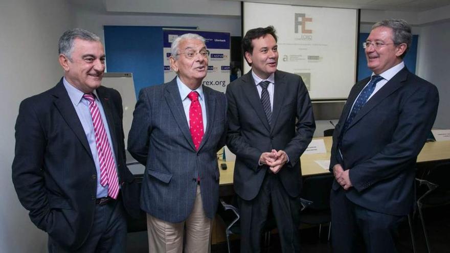 Por la izquierda, Alfonso del Río, director de Asturex; Serafín Abilio Martínez, Francisco Blanco y Antonio Romero, subdirector de Caja Rural de Asturias, en la presentación del I Foro de la Construcción.