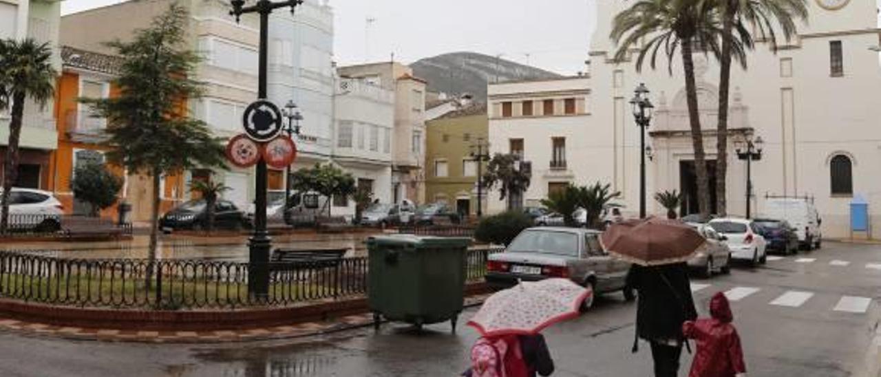 La peatonalización divide a los vecinos de la plaza de Corbera