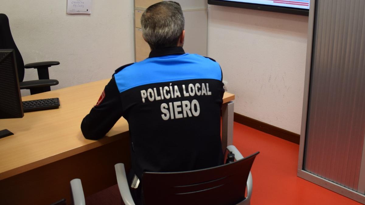 Un agente de la Policía Local de Siero.