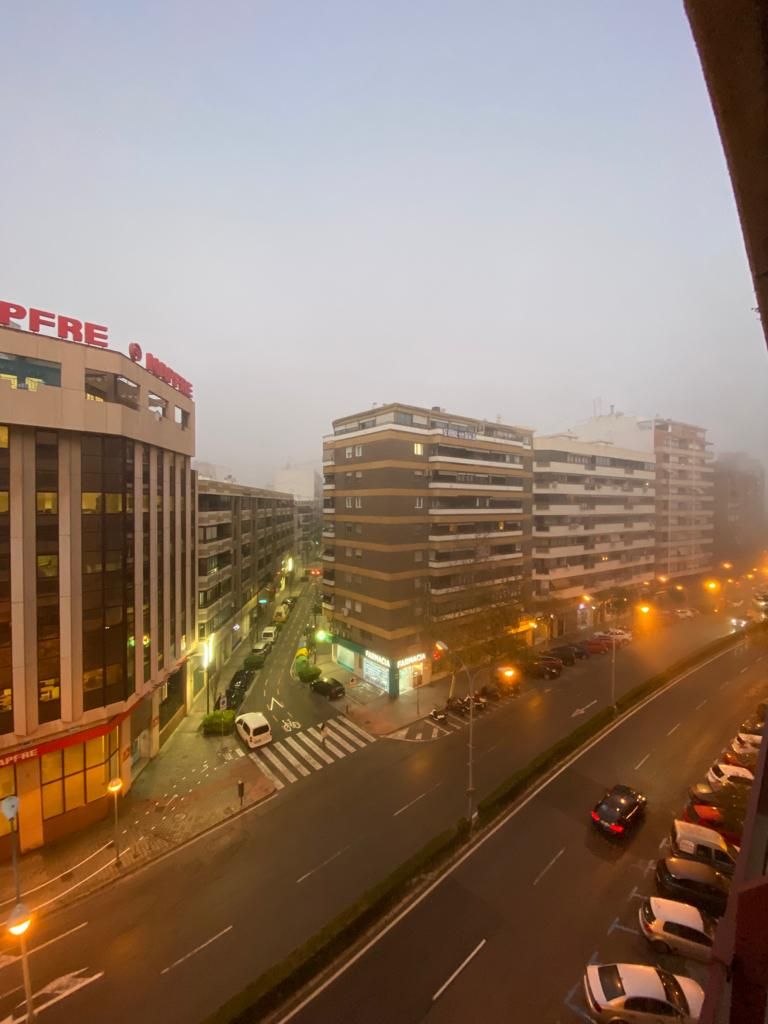 Una intensa niebla cubre el cielo de Alicante y hace "desaparecer" Santa Bárbara