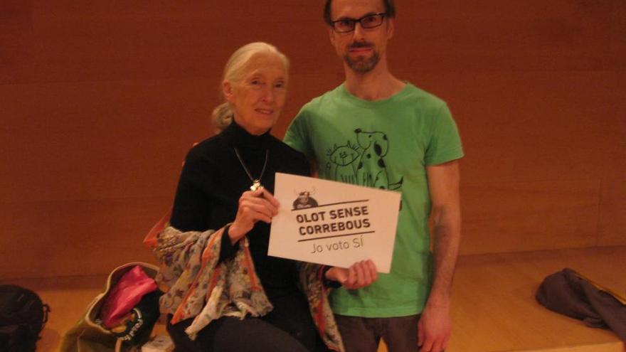 Jane Goodall amb un dels integrants de la plataforma