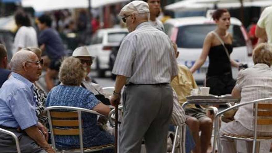 Grupo de jubilados en una terraza