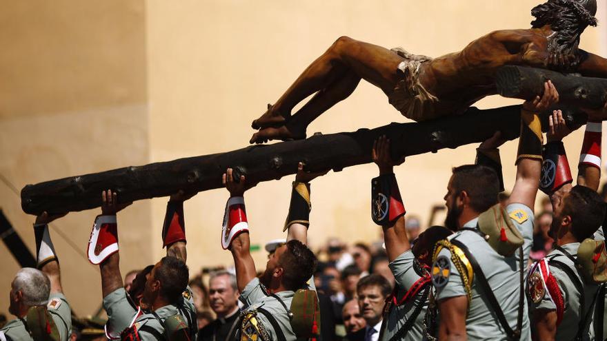 Traslado del Cristo de Mena a hombros de la Legión.