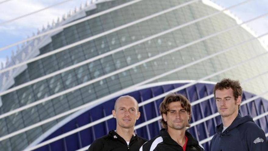 Los tenistas, el ruso Nikolai Davydenko, el español David Ferrer y el británico Andy Murray, de izda a dcha, posan para los medios gráficos esta tarde frente al Ágora de la Ciudad de las Artes y las Ciencias de Valencia donde se disputa el Valencia Open 500 hasta el próximo 7 de noviembre.