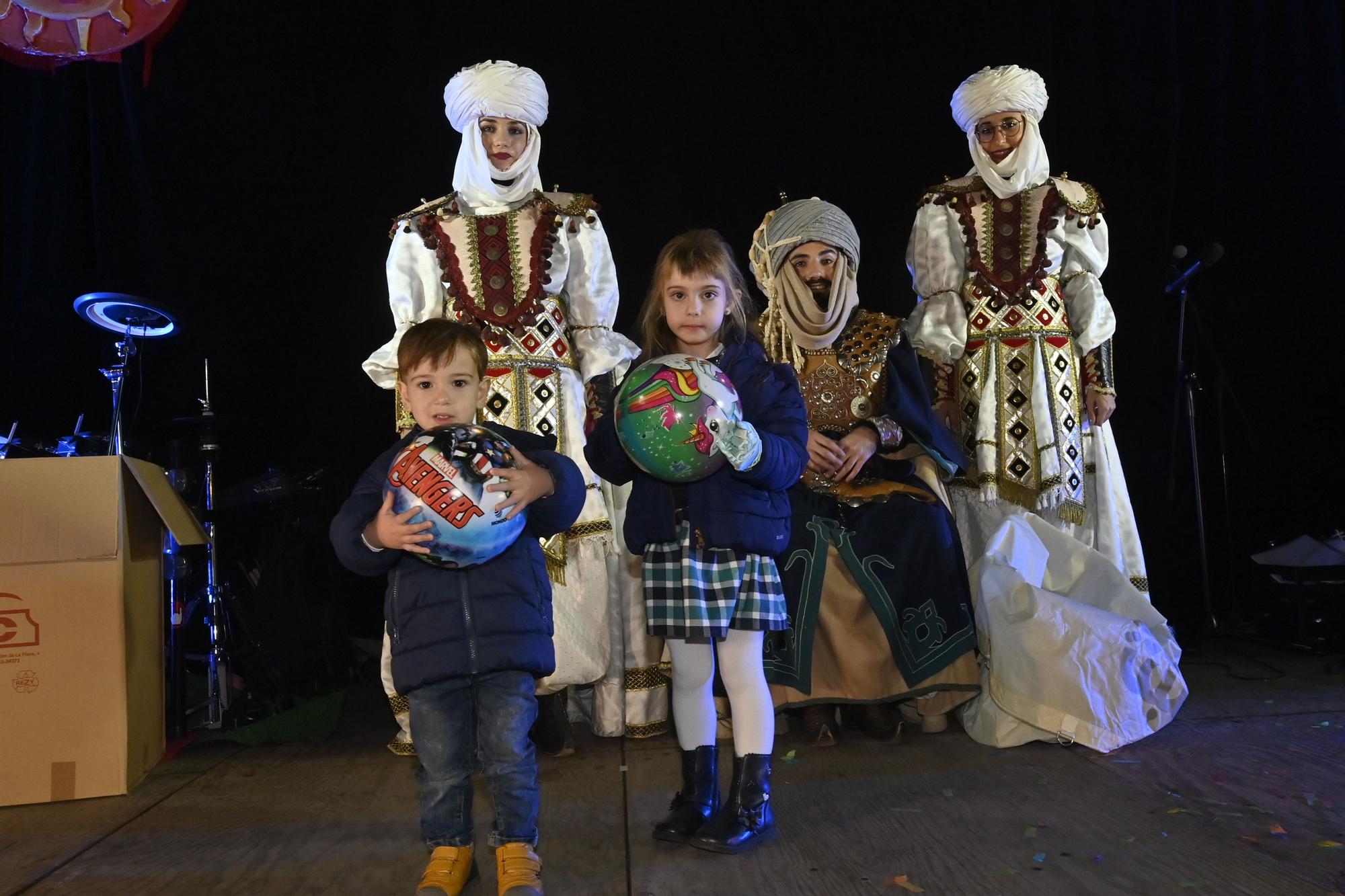 Los peques de Castelló entregan al Cartero Real las misivas con sus deseos. Encuentra tu foto.