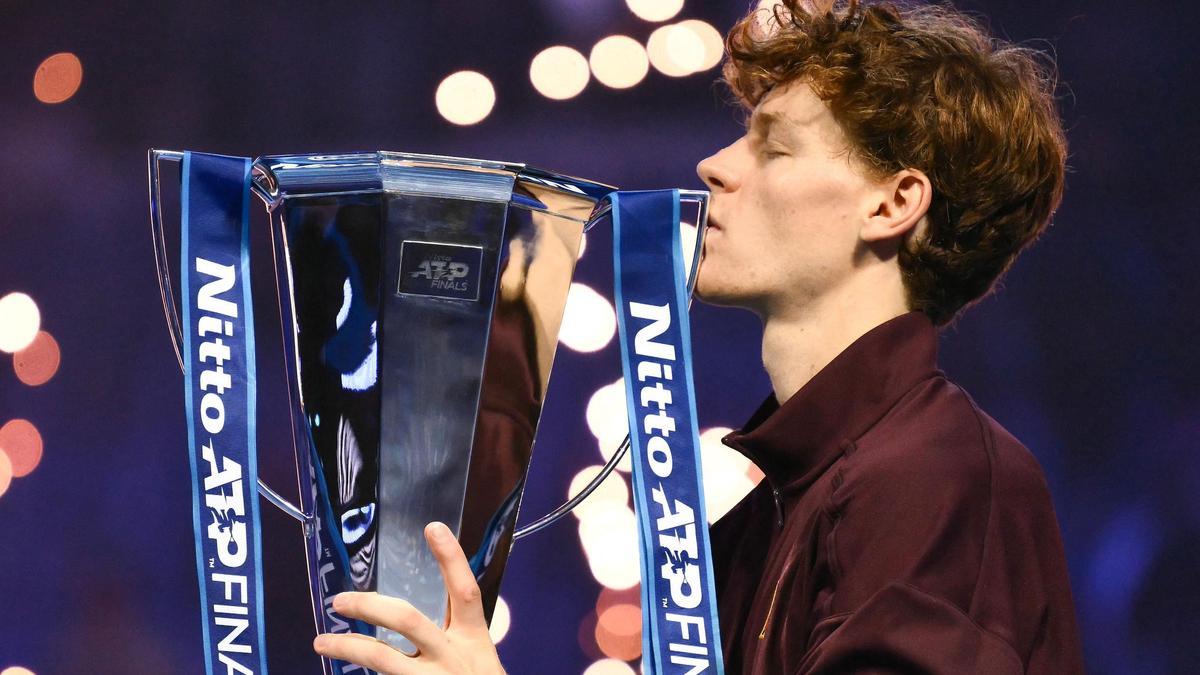 Sinner besa el trofeo de las ATP Finals logrado ante Alcaraz.