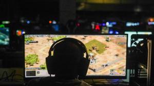 Archivo - Un hombre frente al ordenador juega a videojuegos durante la inauguración del festival DreamHack Valencia 2023.