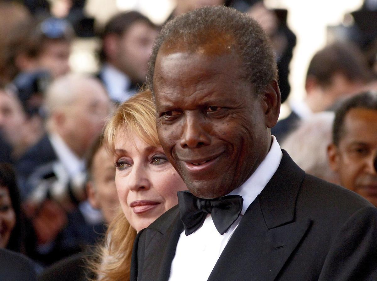 La actriz Anne Bancroft entrega el Oscar al mejor actor a Sidney Poitier por su papel en Lilies on the field (Los lirios del valle), durante la XXVI edición de la entrega de los premios de la Academia de Hollywood. EFE.