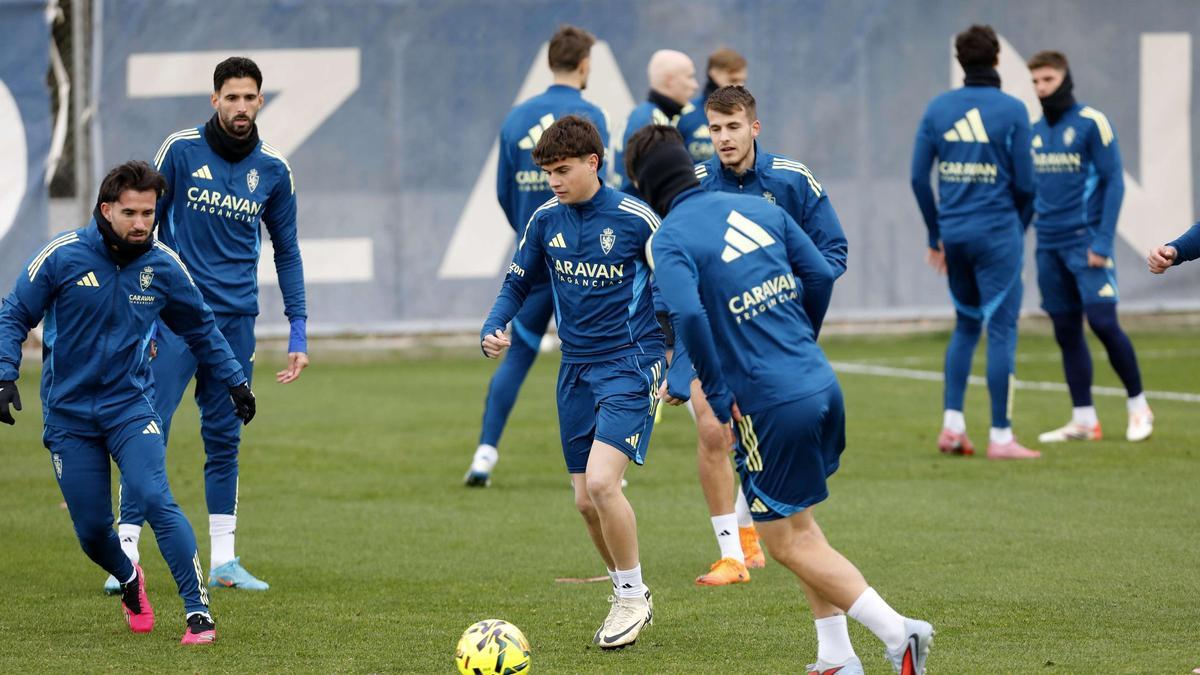 Hugo Pinilla, con el balón durante un entrenamiento del Real Zaragoza.