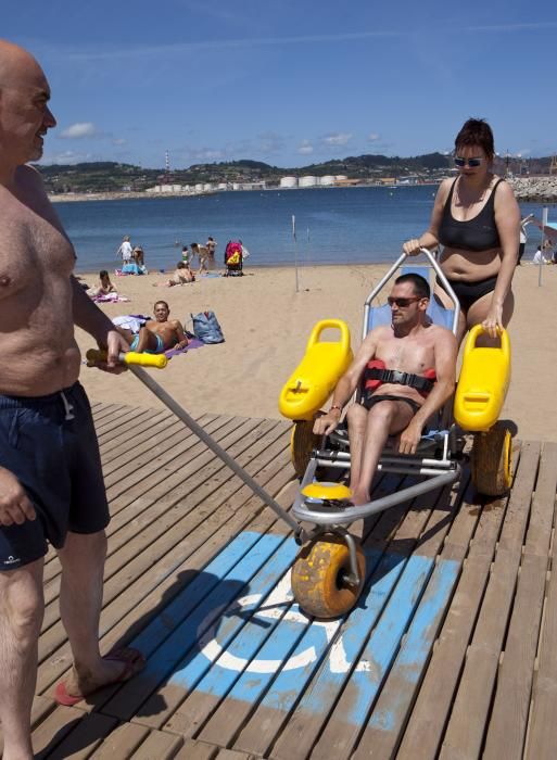 Servicio de baños en la playa de Poniente para personas con discapacidad