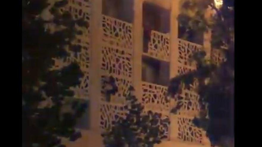 Varias personas descienden por los balcones del hotel Sisu huyendo de las llamas