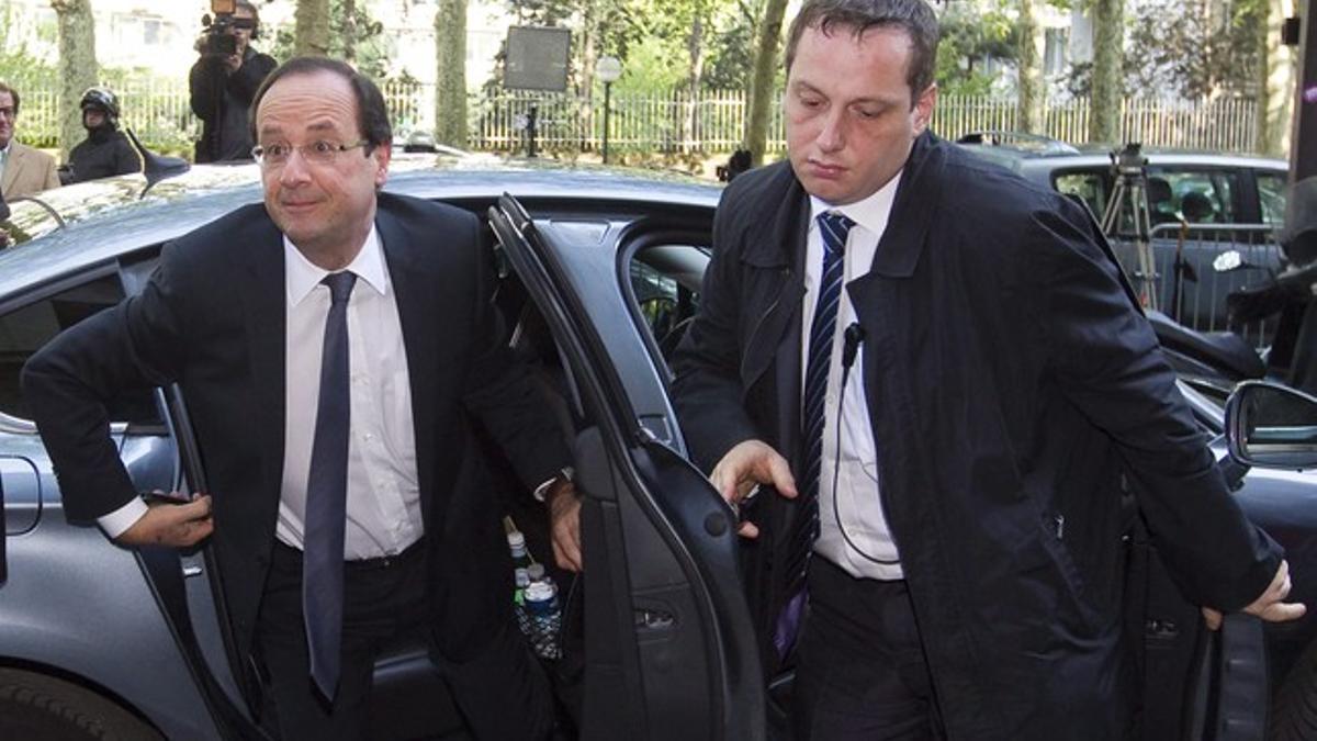 François Hollande sale de su vehículo, este lunes en París, a su llegada a la sede del Partido Socialista.