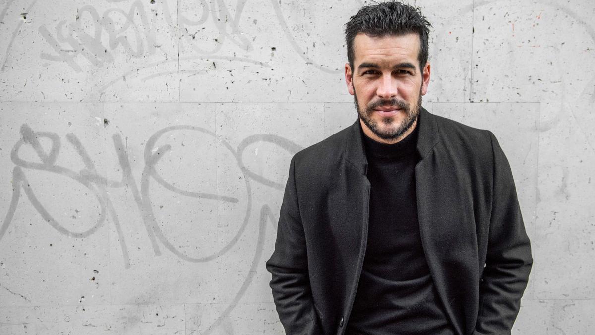 Mario Casas posa para EL PERIÓDICO durante el rodaje en Barcelona de su ópera prima como director, 'Mi soledad tiene alas'