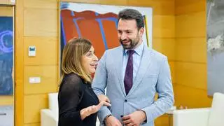 Lobos, impuestos y trenes: Queipo (PP) elogia la "valentía y fuerza" de la presidenta cántabra frente al "sanchismo" de Barbón