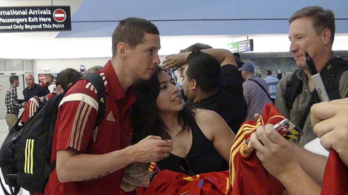 Torres se fotografía con una aficionada en el aeropuerto de Baltimore-Washington