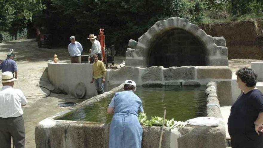 Vecinos de Nuez de Aliste en la Fuente Grande.