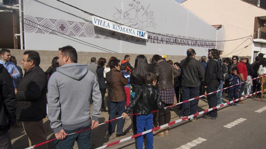 Vecinos de Camarzana ante la Villa Romana en una protesta en 2014 para exigir la apertura al público del yacimiento romano.