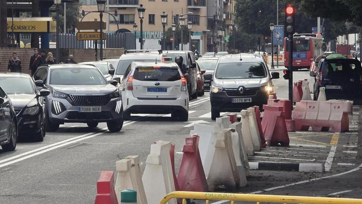 Un automovil se ve obligado a invadir el sentido contrario de San Vicente por la presencia de una furgoneta en su sentido de la marcha