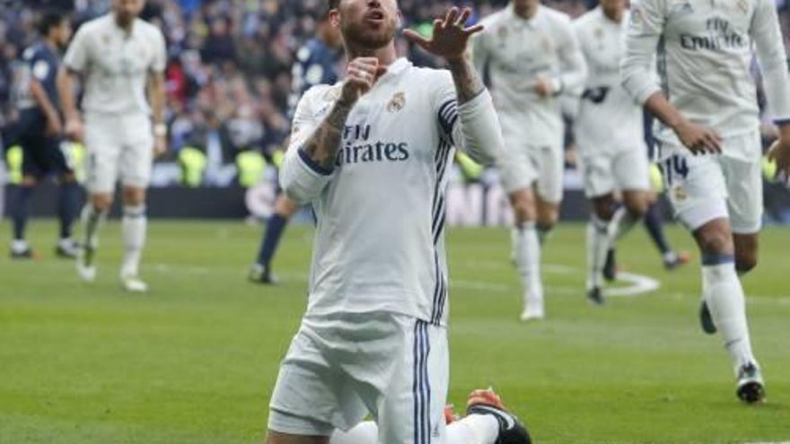 Sergio Ramos celebra un dels dos gols que va marcar ahir.