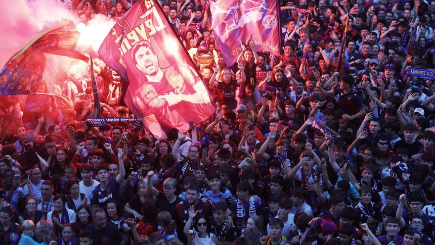Emoción en la plaza del Ayuntamiento con el himno del Levante UD
