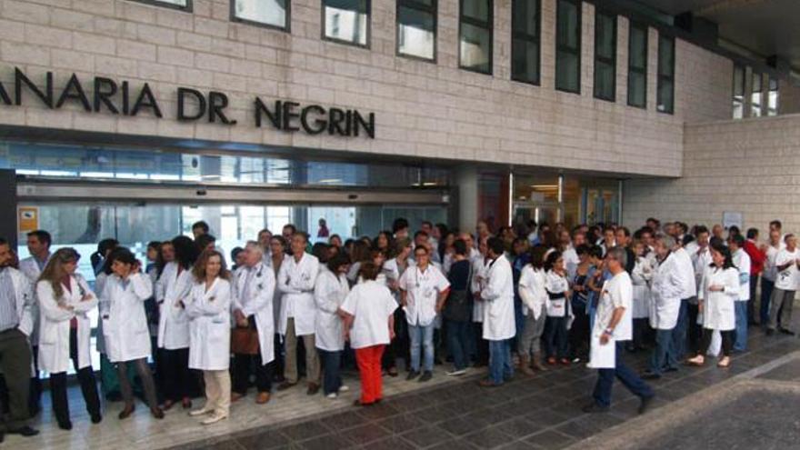 Imagen de la protesta de los médicos del Hospital Doctor Negrín el pasado miércoles. i LP / DLP