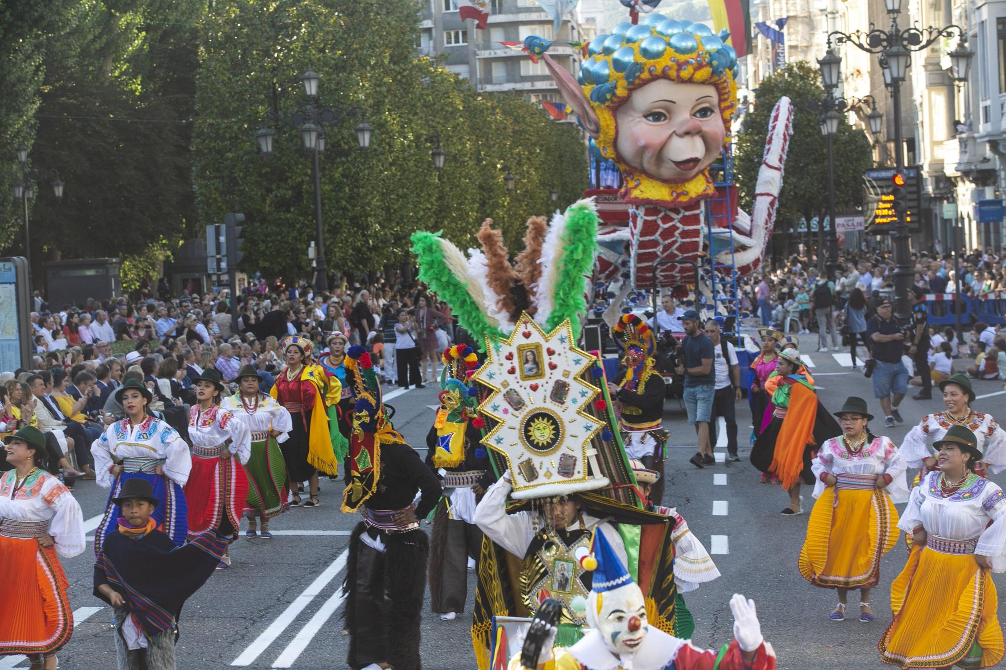 En Imágenes: El Desfile del Día de América llena las calles de Oviedo en una tarde veraniega