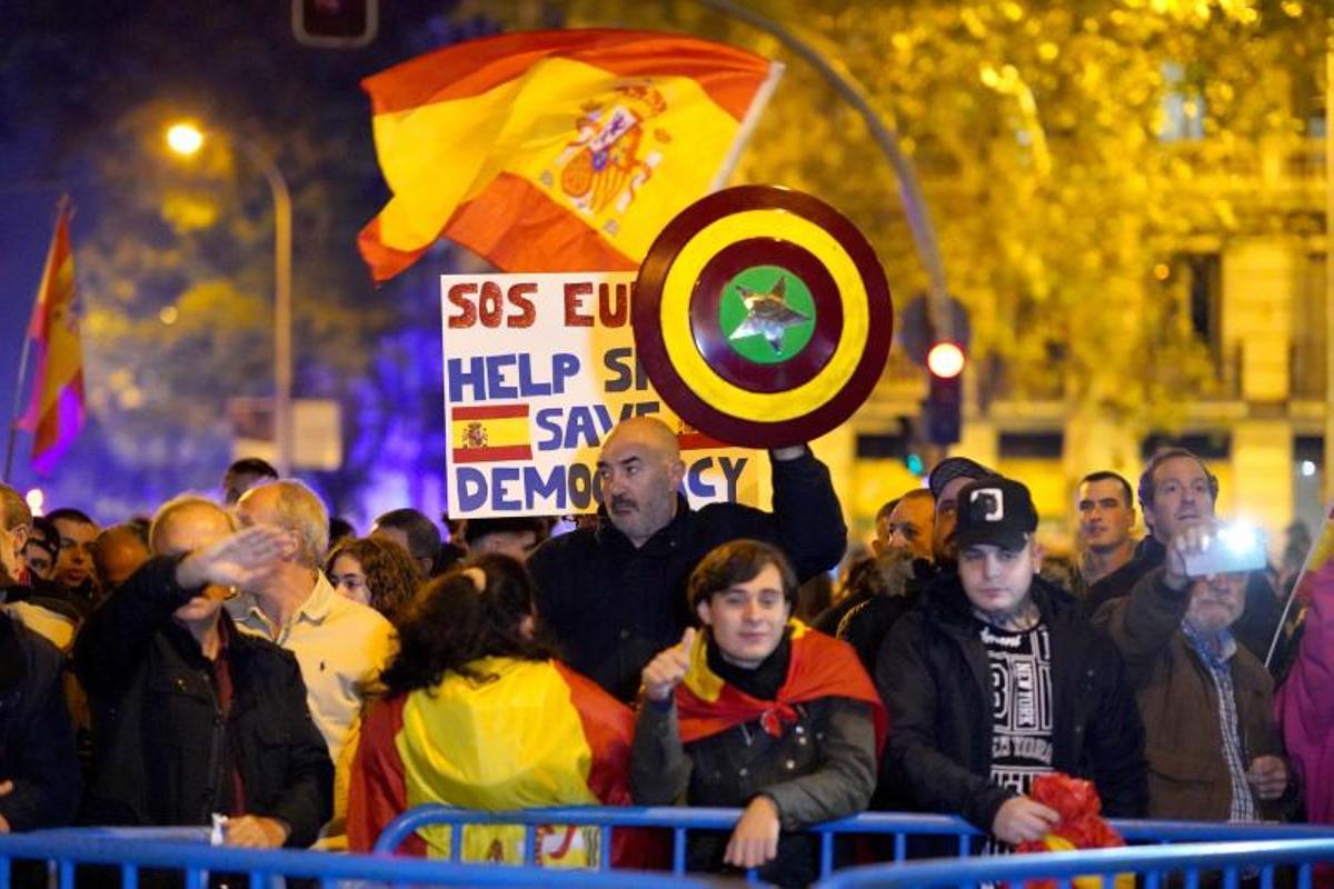 Primera parte del escrache en la calle Ferraz de Madrid el 17 de noviembre. Aún no han llegado los jóvenes más radicales.
