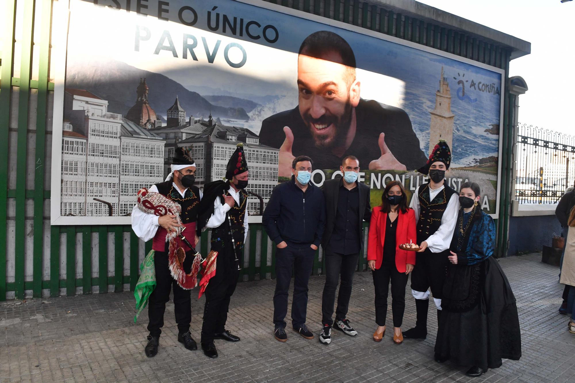 Jorge Ponce inaugura en A Coruña la valla que le convierte en 'el único tonto al que no le gusta A Coruña'
