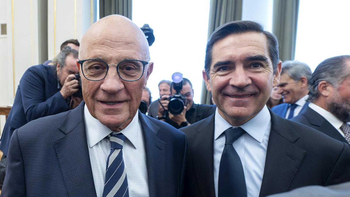 El presidente del BBVA, Carlos Torres Vila (d), y el presidente del Banco Sabadell, Josep Oliu (i), durante la ceremonia de toma de posesión del nuevo gobernador del Banco de España, en el Banco de España, a 24 de septiembre de 2024, en Madrid