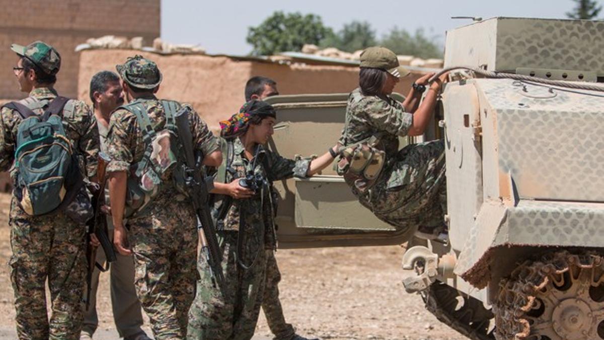 YPG fighters gather at the eastern entrances to the town of Tel Abyad of Raqqa governorate