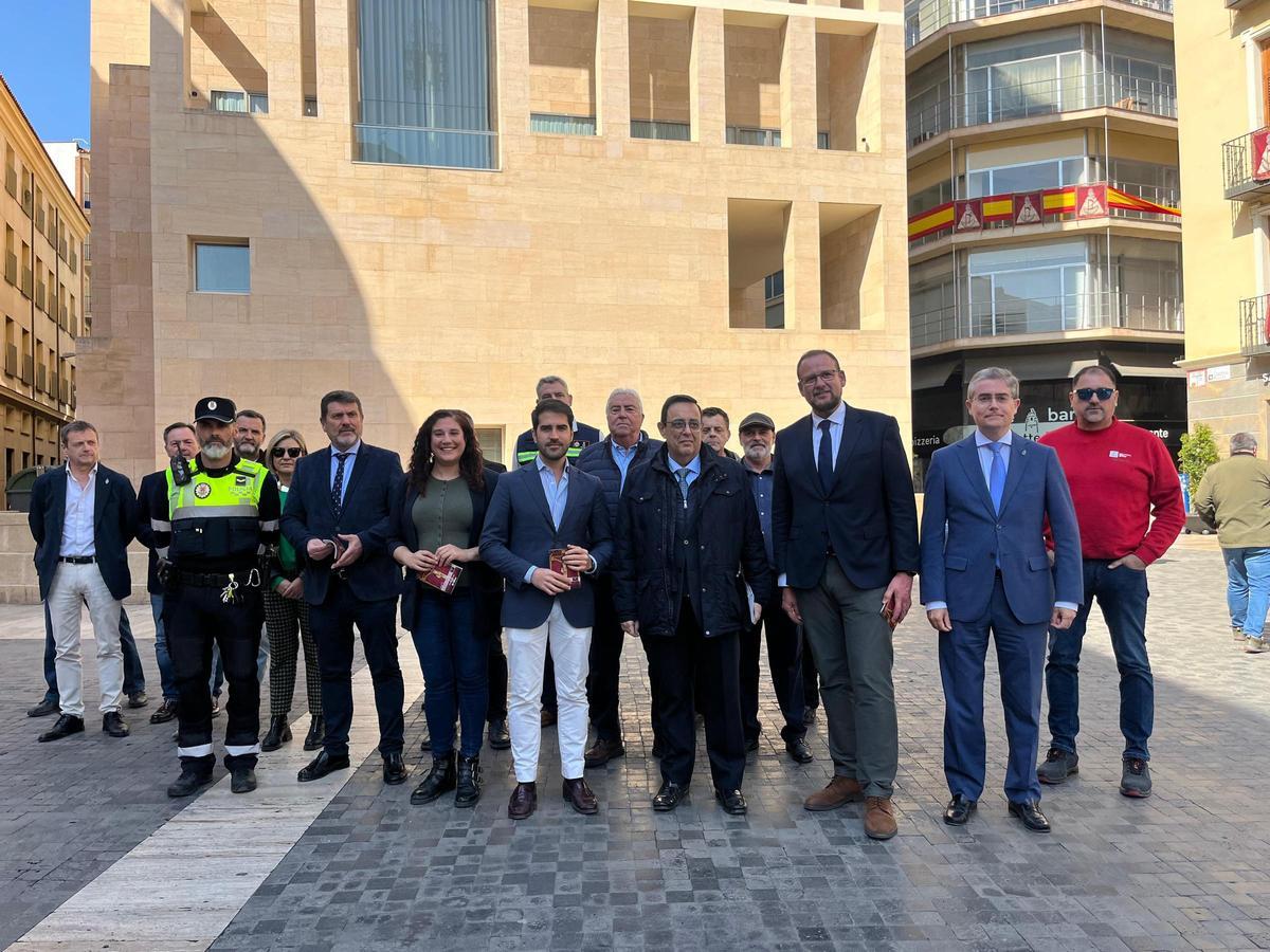 Los concejales de Murcia José Guillén, Fulgencio Perona, Jesús Pacheco, Diego Avilés y Sofía López-Briones, en el tradicional "paseíllo" para preparar el itinerario de las cofradías, el lunes por la mañana