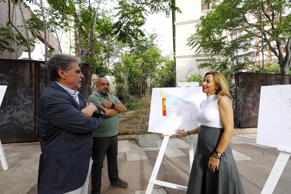 Presentación de las obras en el albergue municipal.