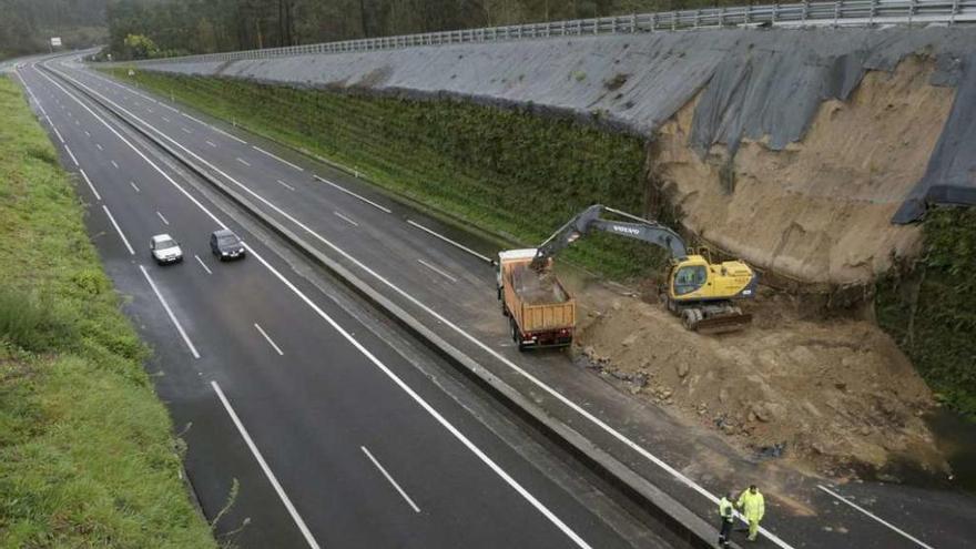 Desprendimiento de un talud en la AG-56, Santiago-Brión, a la altura de Bertamiráns. // Lavandeira Jr.