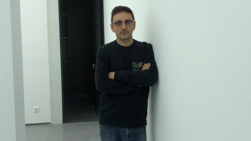 El artista y galerista Mira Bernabeu, ayer, en el interior de la nueva galería de arte que dirige, 1 Mira Madrid, cuyas puertas se abren el próximo sábado en la capital con una exposición de Sanja Ivekovic.