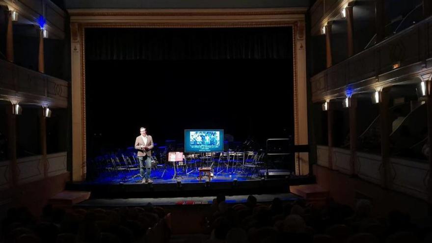 David Muñoz imparte la charla sobre la historia de "La Lira" en el teatro Latorre de Toro.