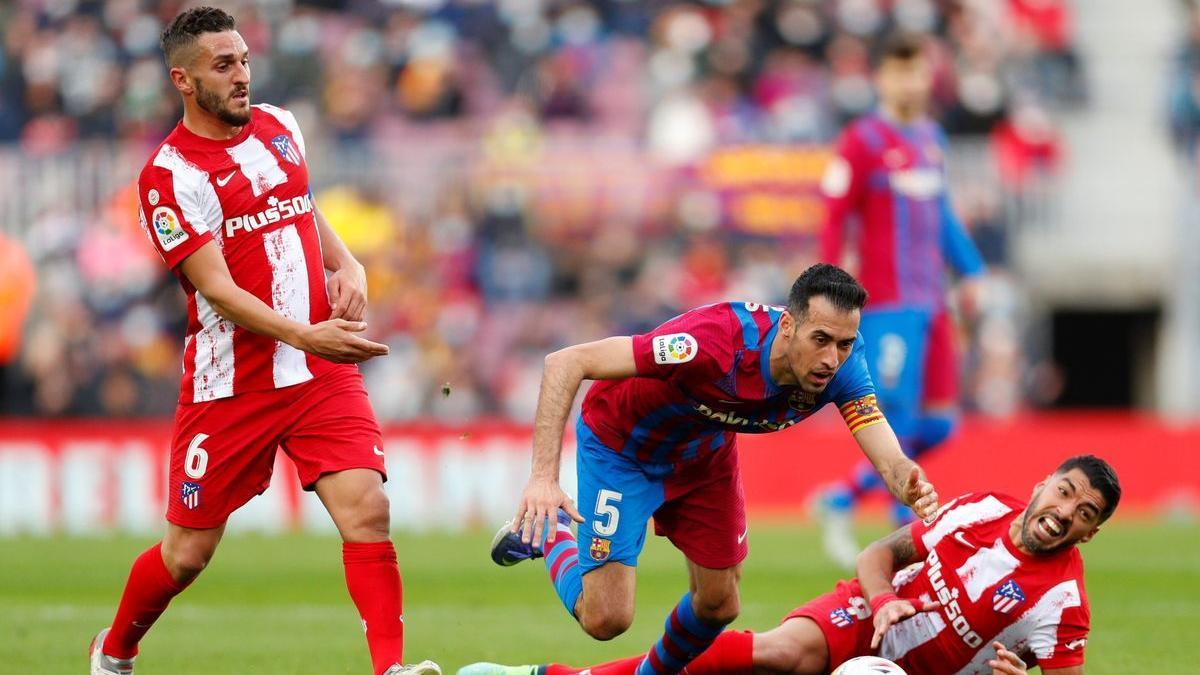 Koke, Busquets y Suárez durante el último partido entre el FC Barcelona y el Atlético de Madrid.