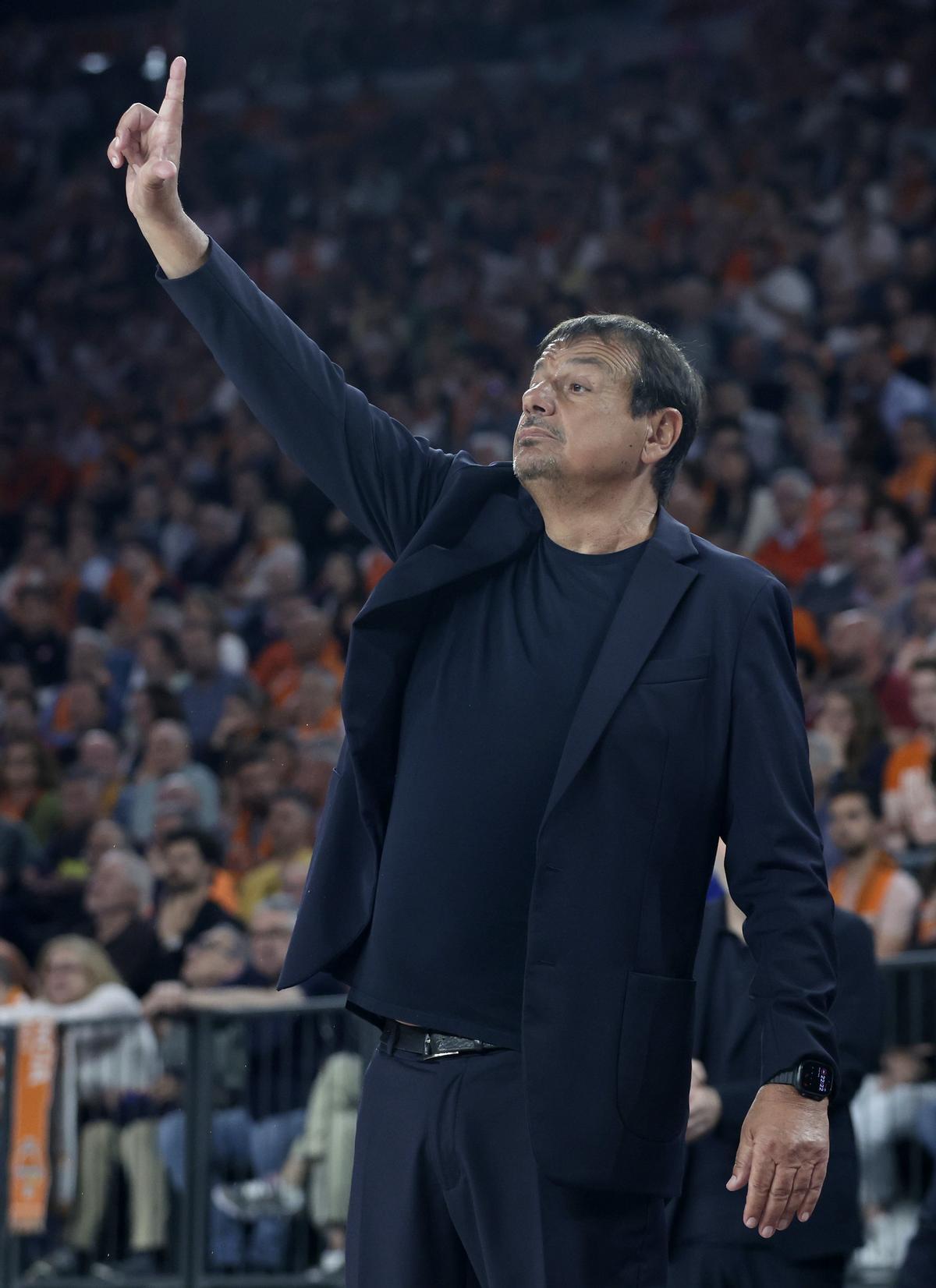 Ergin Ataman, dando indicaciones en el partido entre el Valencia Basket y el Panathinaikos.