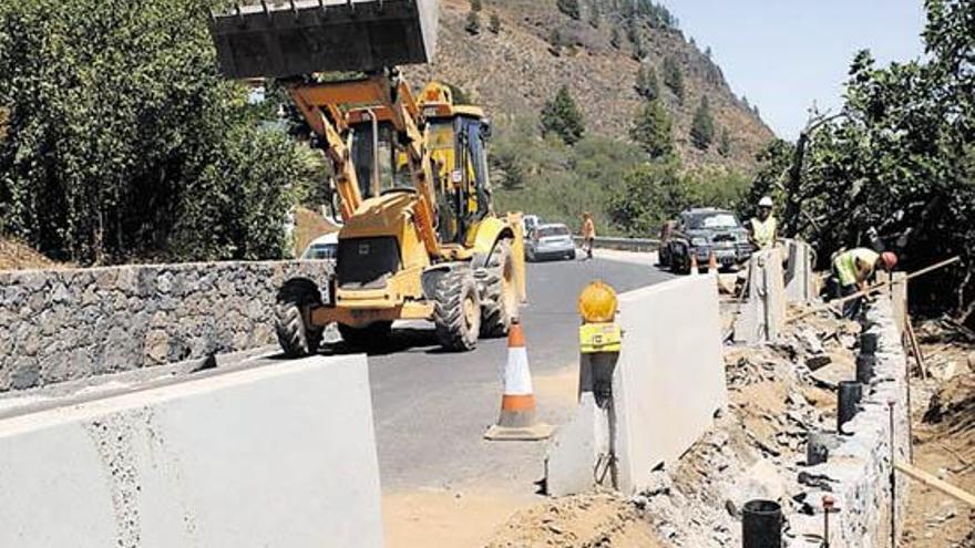 Operarios en las obras de la carretera de la Cumbre. i ANDRÉS CRUZ