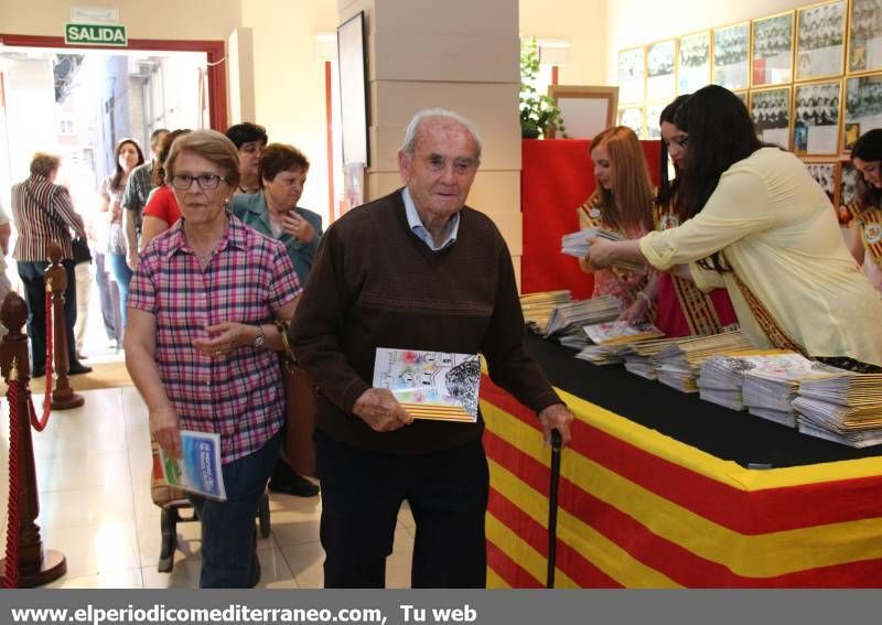 GALERÍA DE FOTOS -- Vila-real reparte el programa de fiestas de Sant Pasqual