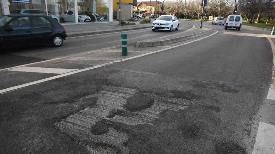 Baches en la N-632 a su paso por la avenida de Lugo.