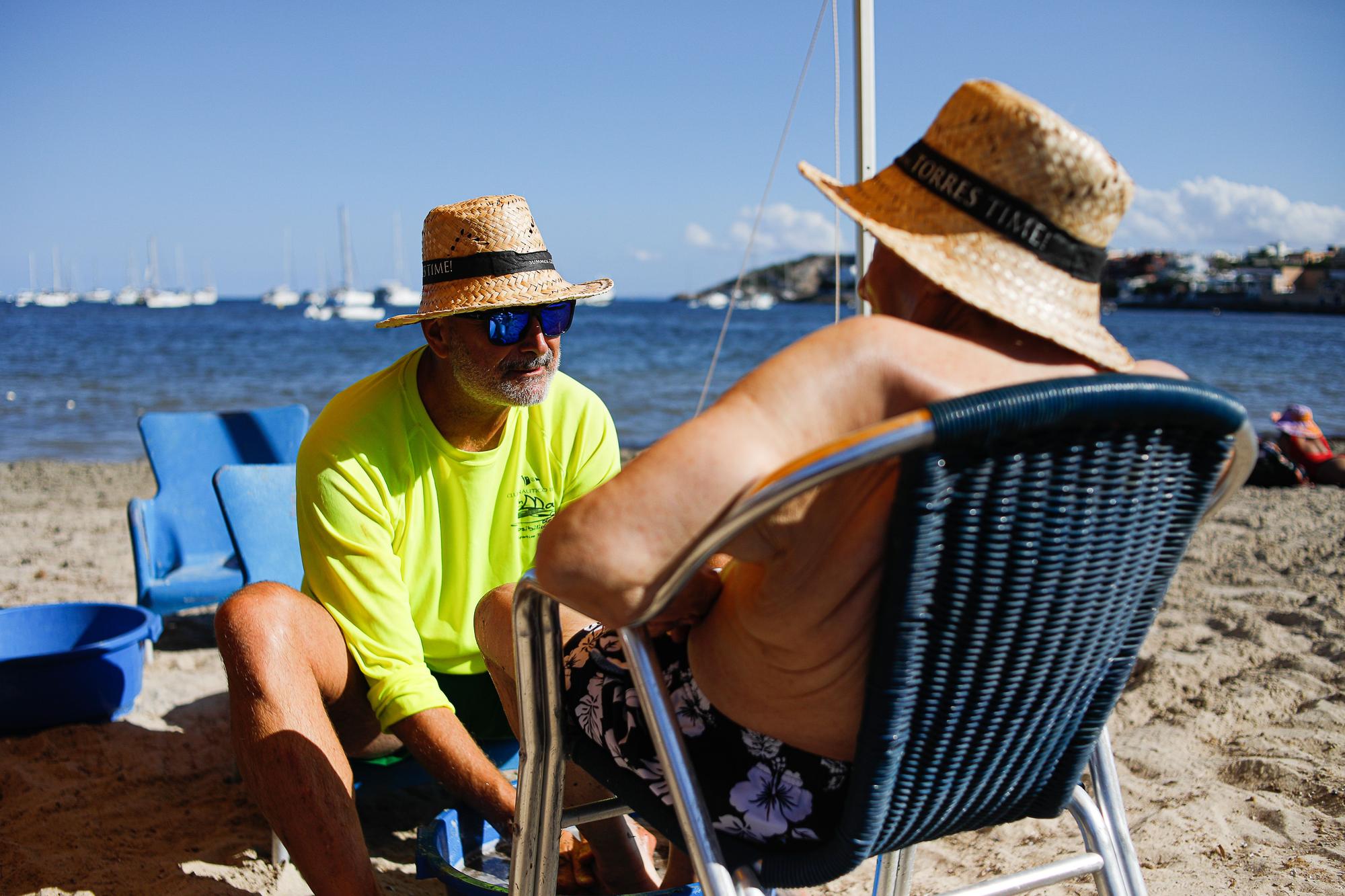 Los mayores de Ibiza disfrutan con los pies en el agua