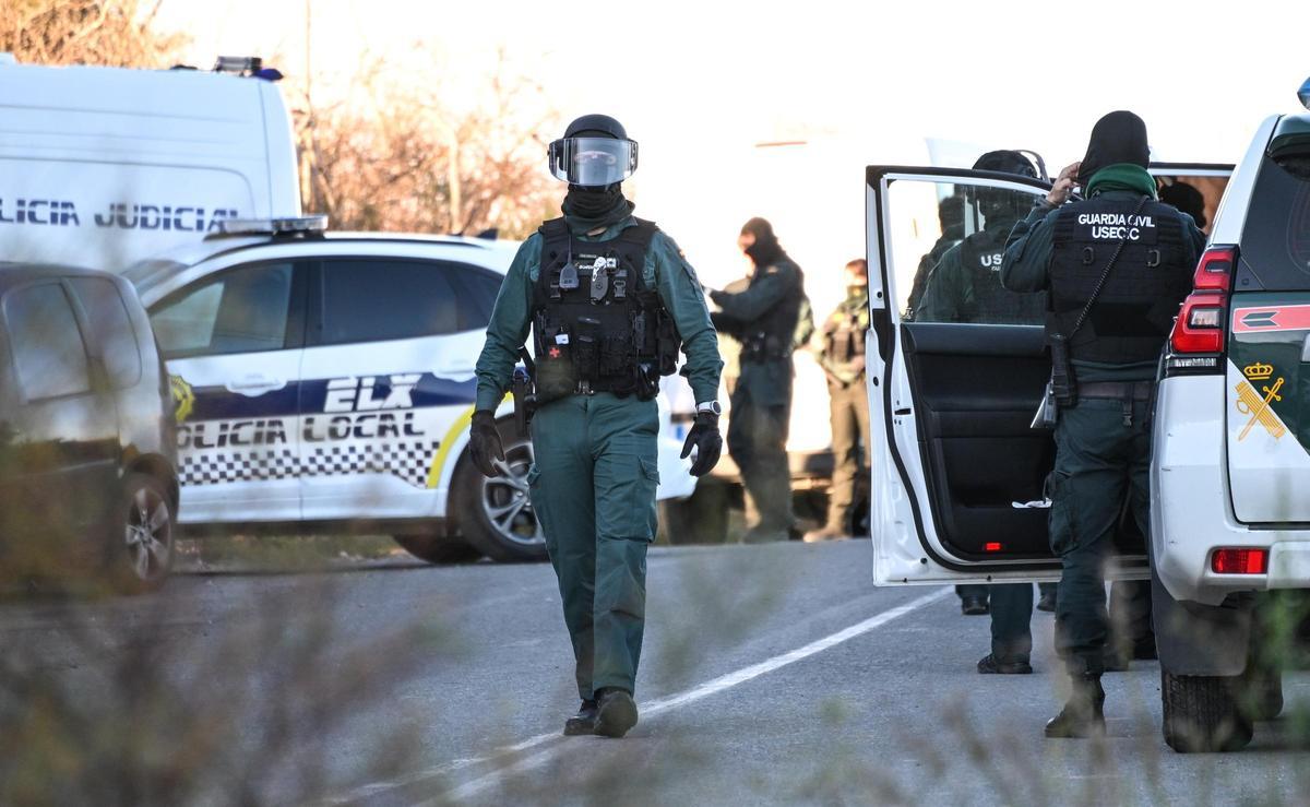 Un doble crimen mantiene acordonada una urbanización de Elche con un implicado atrincherado