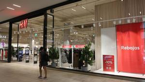H&M pacta un ero acomiadant 401 persones i tancant 27 botigues