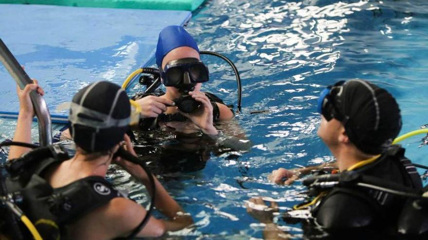 Bautismo de buceo de los alumnos de Piedras Blancas