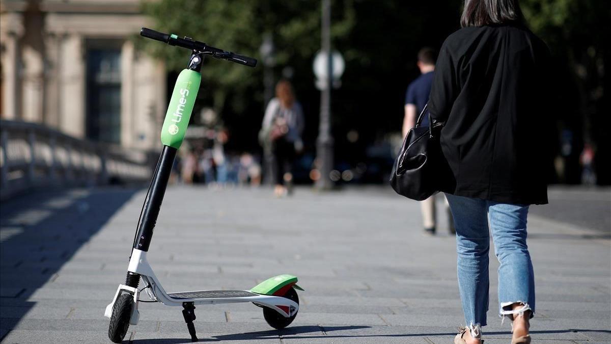 Herida una anciana en Castelló al pisar un patinete eléctrico