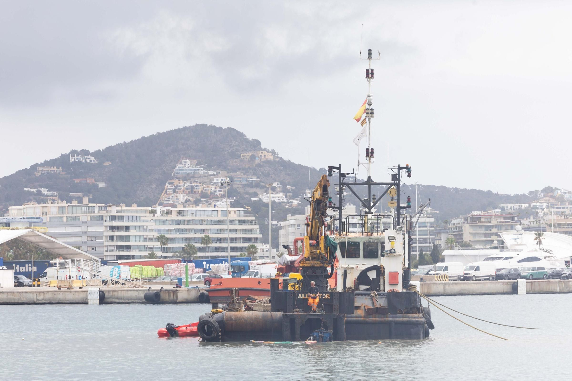 Preocupación por unos trabajos de dragado en pleno puerto de Ibiza