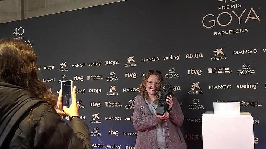 Premiados por un día: Los vecinos de Barcelona pueden posar con la estatuilla de los Goya en un 'photocall' en el Ayuntamiento