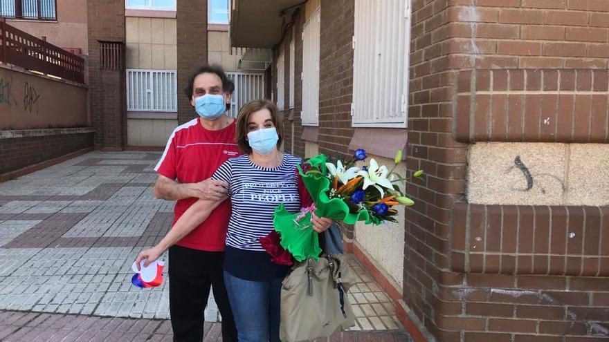 Mari Cruz Malmierca, con su marido y el ramo de flores entregado por las compañeras